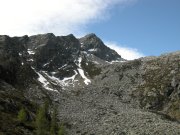 La testata del vallone
che racchiude il lago Nero
con la Punta Fricolla
(7537 bytes)